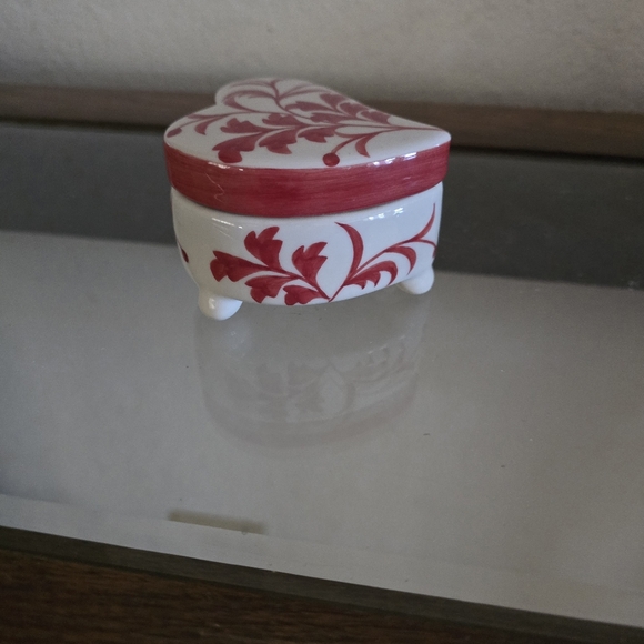Andrea by Sadek porcelain heart jewelry box. - Picture 4 of 8